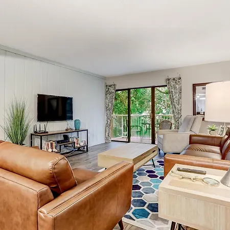 2072 Beach Wood